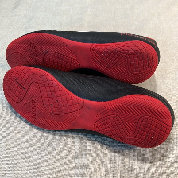 Men’s Adidas predator indoor soccer shoe - Picture 2 of 7